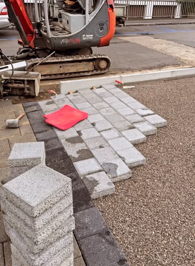 Arbeiten an einem Plattenbelag